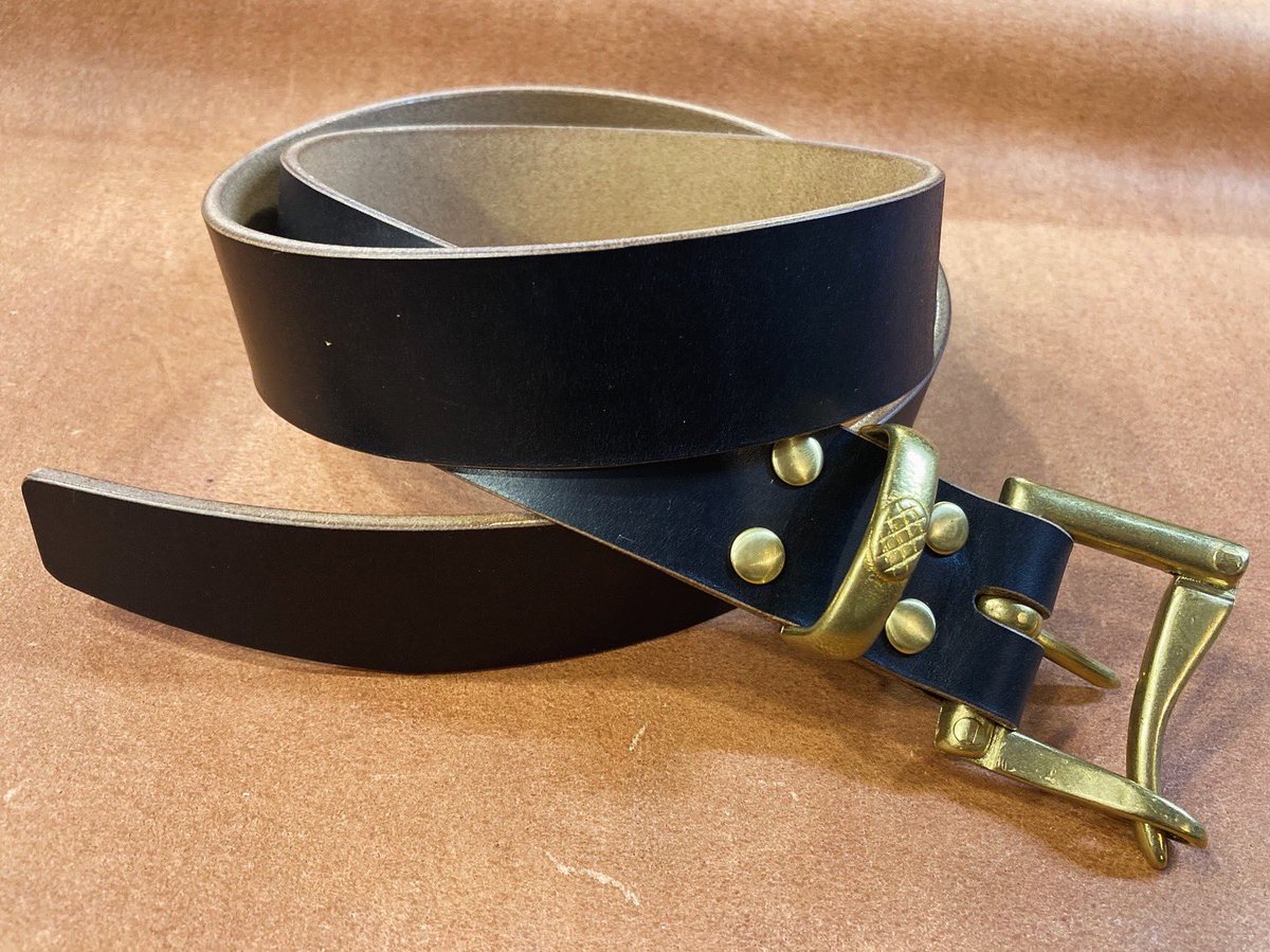 ouchi_leather's tweet photo. 【レザーベルト】
ベルトのご注文ありがとうございます😊
無限に穴調整できる四つ編みベルトと、
ワンタッチで外せるファイヤーマンベルト。

当店のベルトは牛の背中の革を使っているので間伸びしにくくじっくりと腰のカタチにフィットする代物。
どこも痛くない違和感のないベルトが出来上がります👍 https://t.co/tAP1kIVkjY
