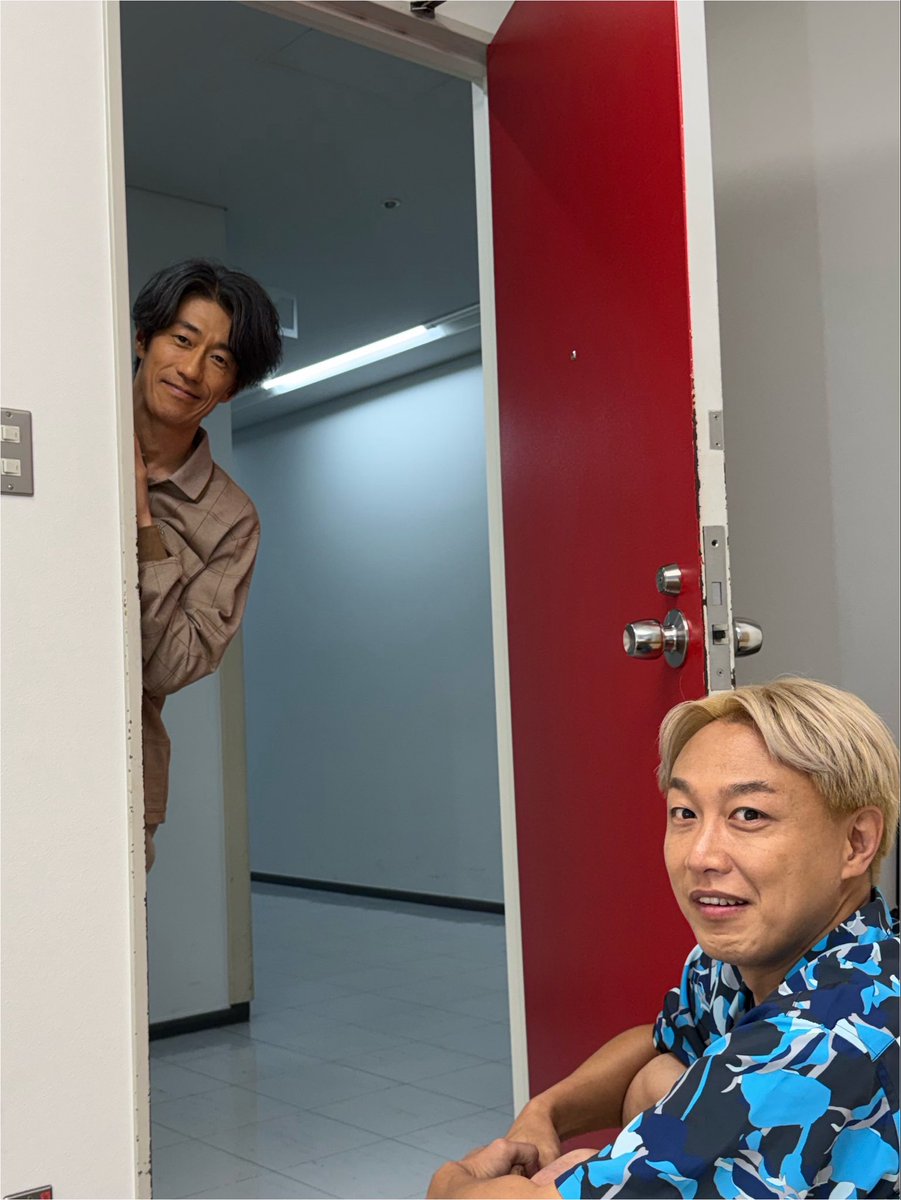 p_minamikawa's tweet photo. 平成の業界人ではなく令和のリアルなTVプロデューサーみたいな見た目で楽屋に来てくれたあらびき仲間のアトムさん。 https://t.co/w24hkBJUYC