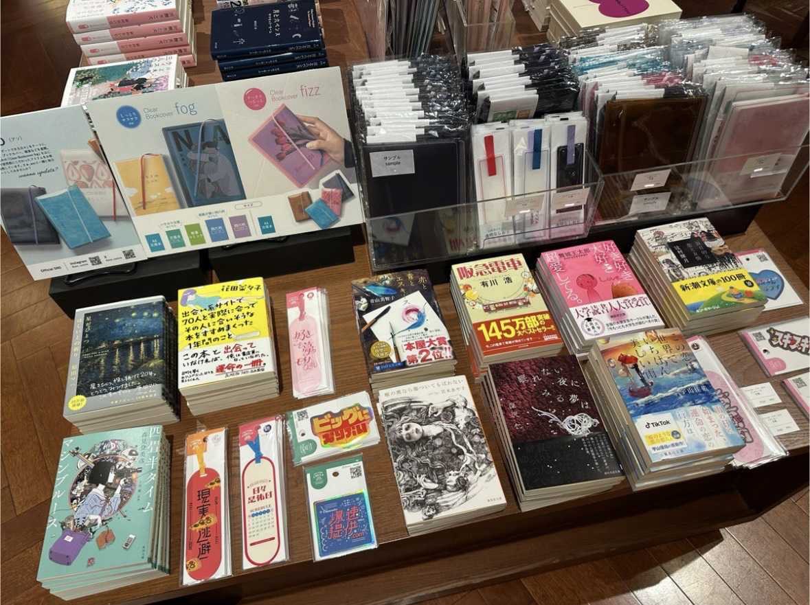 aso_update's tweet photo. TSUTAYA BOOKSTORE 梅田MeRISE様でのフェアでは文庫サイズのfog &amp;fizzをお取り扱い頂いております✨ ぜひ本とセットでお買い求めください📚 https://t.co/lIwRpePgJD