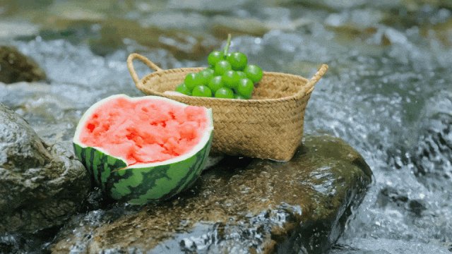zhaoruijin's tweet photo. 江南的夏天，如果用一种味道形容，那一定是甜的。从芒种到处暑，除了观荷纳凉、消夏避伏，最好的事，莫过于吃上一口清润鲜活的夏日甜。 https://t.co/VjSN9ApbNi