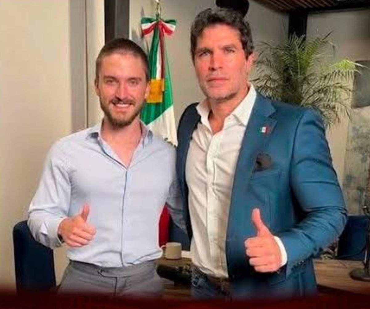 Prolector_'s tweet photo. Esperemos que pronto salgas del clóset; parece que vivir ahí te atrofió las neuronas.

Mira, hasta hacen bonita pareja.

Y sí, se nota que te gustan mayores. https://t.co/J2mWPKYupP