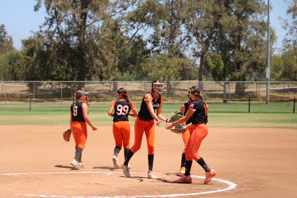BevBandits2031's tweet photo. Pool play ✅

The Bandits finish 1-1-1 after a 10-0 win over Hustle Nation, a tie with BSC Bengals, and a battle with Lady Magic.

Bracket play starts tomorrow at 8:00 AM. Time to turn it up another notch. 🧡🖤🥎🔥 https://t.co/OD9hDz4kpY