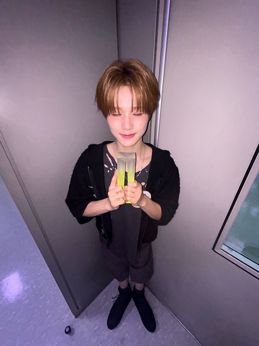 kawaiiiirene's tweet photo. Hwanhee with music show trophies 🩵
Show Champion 🏆
Music Bank 🏆
The Show 🏆
#KidsReturn3rdWin #idntt4thWin
#idntt #아이덴티티 #leehwanhee #이환희 ❣︎ https://t.co/OzrqKI27qN