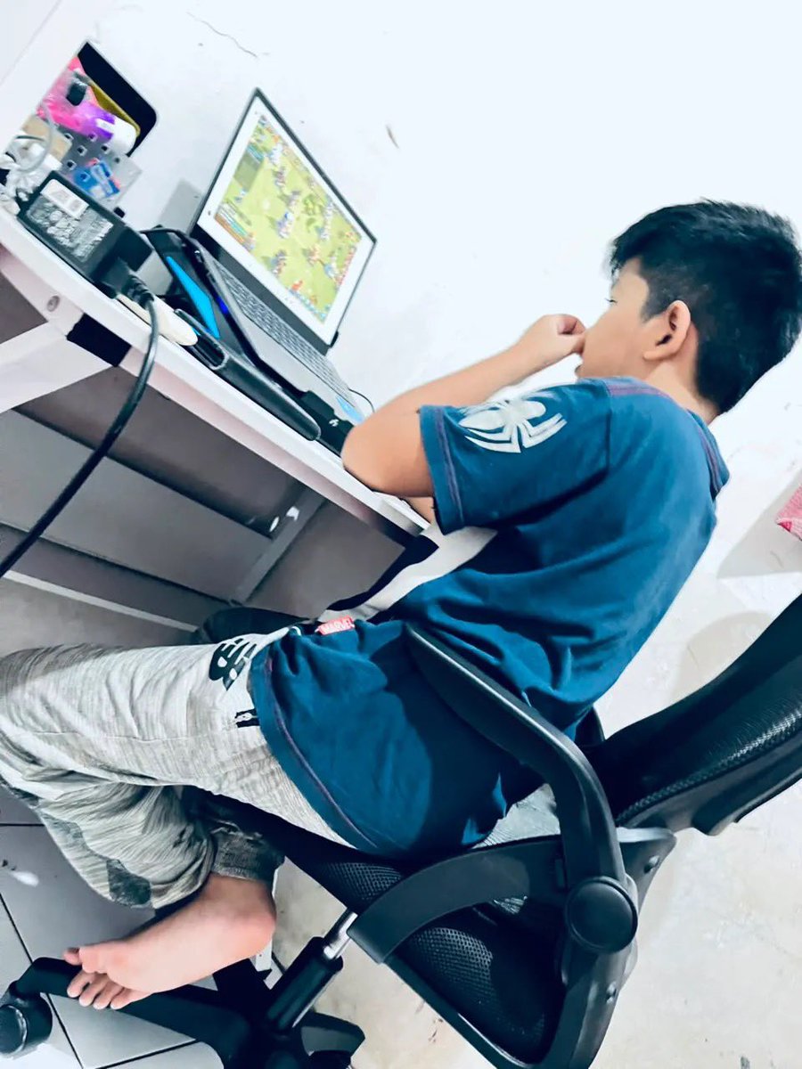 karirfess's tweet photo. Keren sih ini orang tuanya😄👍😅

- Anak (12 tahun) diberi pekerjaan oleh ayahnya menjadi host Zoom untuk webinar series selama 2 minggu.
- Tugasnya: membuka Zoom, pin pembicara, merekam meeting, pin penanya, mengatur musik saat menunggu peserta, dan lain-lain.
- Setelah selesai, dia mendapat fee yang lumayan.
- Keesokan harinya, dia langsung mentraktir seluruh anggota keluarga dengan cakwe senilai Rp50 ribu.
- Bagian untuk orang tuanya dipisahkan secara spesial.
- Ternyata, makanan hasil keringat anak memang rasanya berbeda.