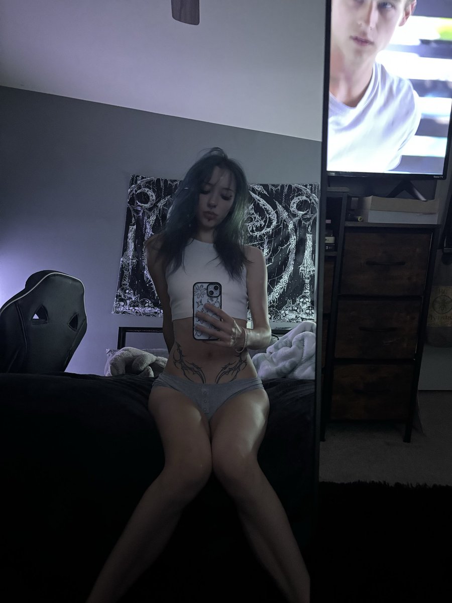 h_paige28's tweet photo. mirror in front of the bed? https://t.co/91TsHEADRf
