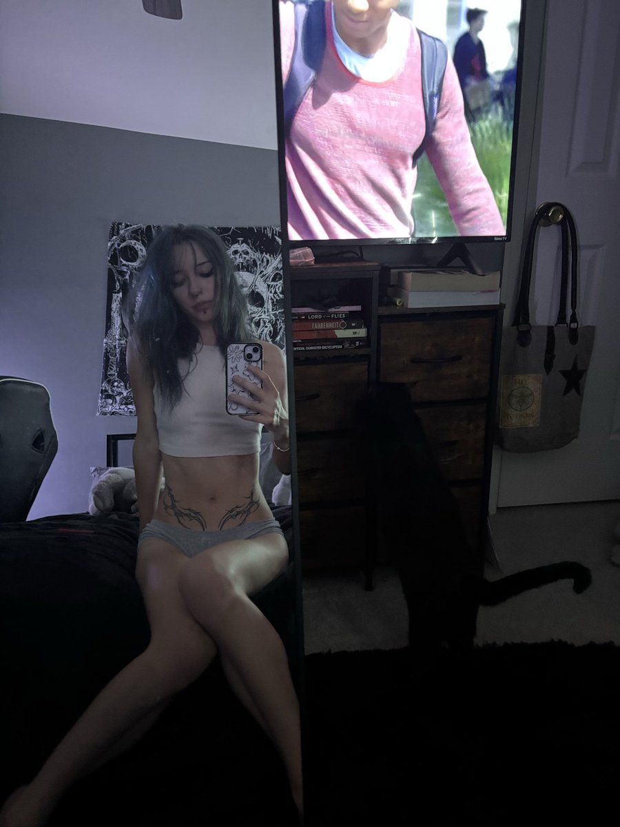 h_paige28's tweet photo. mirror in front of the bed? https://t.co/91TsHEADRf