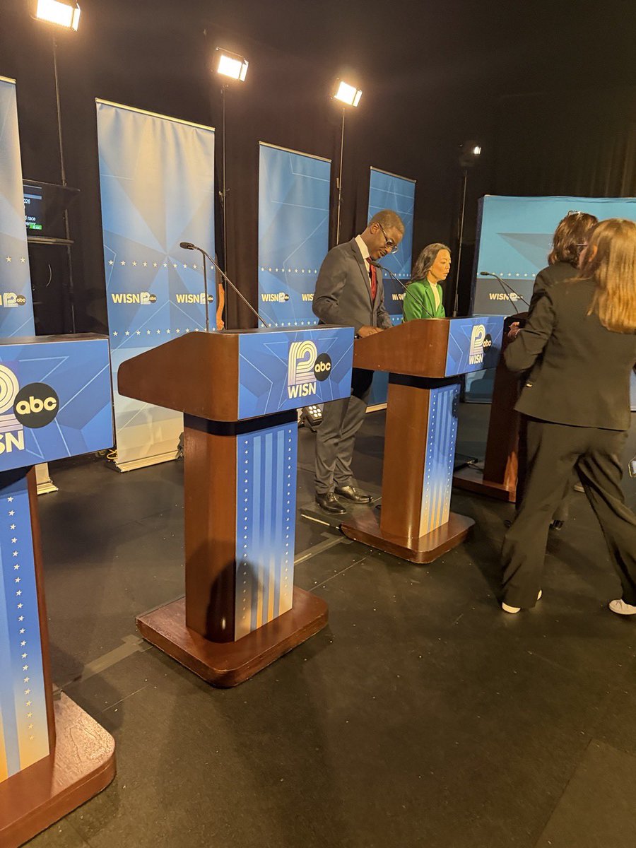 mandelaHQ's tweet photo. Being propped up by special interests… and a step stool 😬 https://t.co/EW9oBMitol