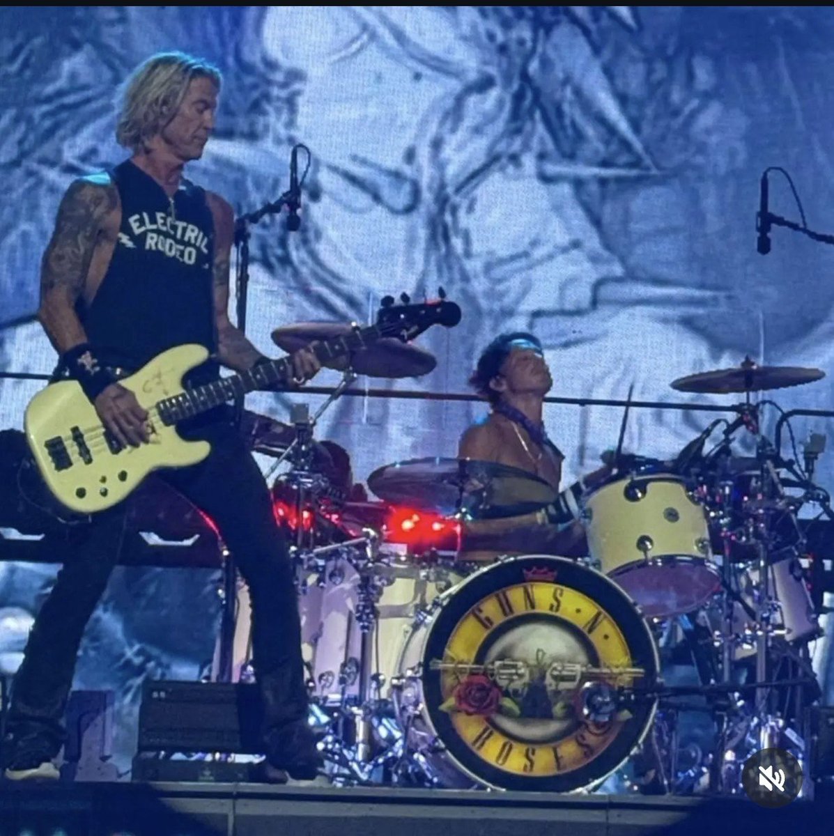 DuffMckaganArg's tweet photo. Más fotos de @DuffMcKagan en el show de @gunsnroses en Saratoga el 26/07/26
Thanks @amanda__ann1 for the amazing pics shared
#duffmckagan #gnrtour #tourlife #duffmckaganargentina https://t.co/HAW1QymDkY