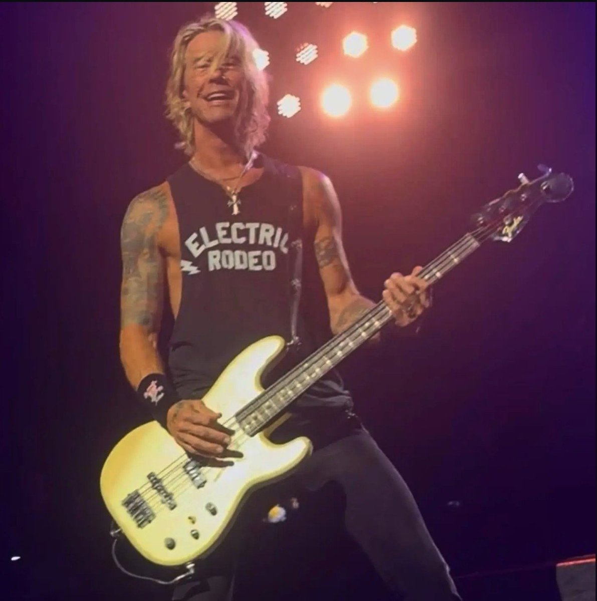 DuffMckaganArg's tweet photo. Más fotos de @DuffMcKagan en el show de @gunsnroses en Saratoga el 26/07/26
Thanks @amanda__ann1 for the amazing pics shared
#duffmckagan #gnrtour #tourlife #duffmckaganargentina https://t.co/HAW1QymDkY