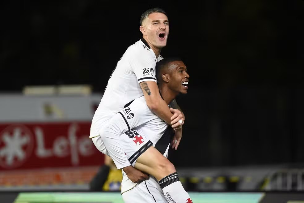 SofascoreBR's tweet photo. Vasco no Brasileirão:

Em 2025 🆚 Em 2026

Jogos: 38 - 20
Gols /j: 1.5 - 1.2
Grandes chances /j: 2.2 - 2.3
Conversão de chances claras: 46% - 33%
Finalizações /j: 12.6 - 17.7
Finalizações p/ marcar gol: 8.7 - 15.4 https://t.co/xnkXiK3I10
