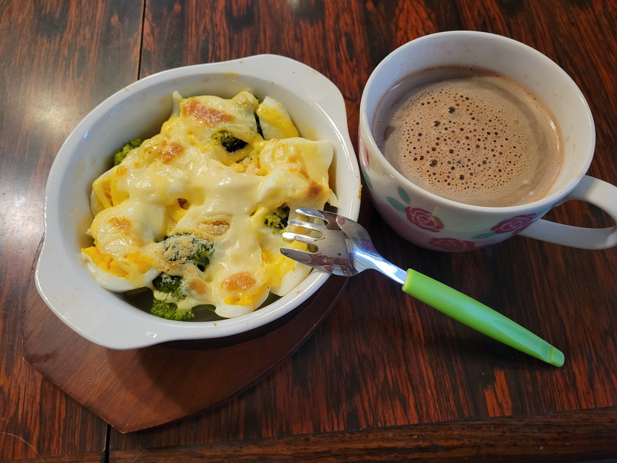 rose22d5's tweet photo. 朝は🌞
バターカフェモカコーヒーと
ブロッコリーと卵のマヨチー焼き https://t.co/04A0GTpvpk