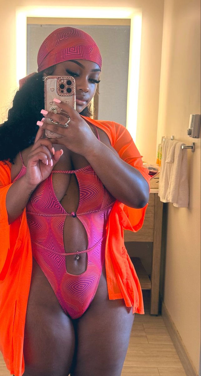 Dabombbestmari's tweet photo. In Hawaii bodied duh https://t.co/Kv1T0ugKXt