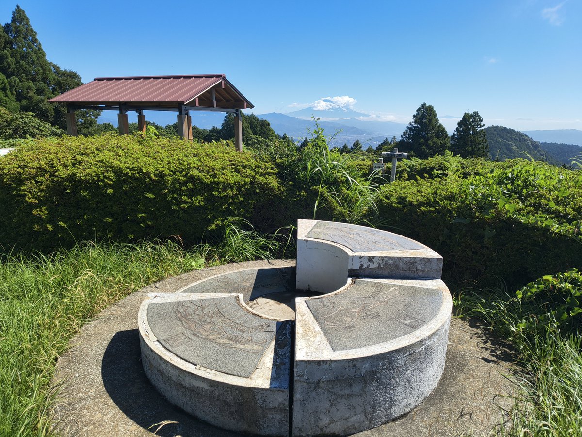 high_calo's tweet photo. 今日の山登りが延期となったため、近場へ。
お得意の体力維持と銘打った苦行。
あＴ〜🥵
山頂から久方ぶりに富士山が見えた︎︎👍 https://t.co/CZOEKrJEjV