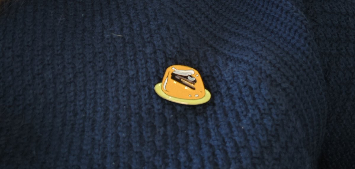 valeriecres's tweet photo. Me regalaron un pin de una abrochadora en gelatina  y me encanta cuando me cruzo con alguien que lo ve y dice qué gran serie pero sin palabras solo con la mirada. https://t.co/CQSLxx5owT