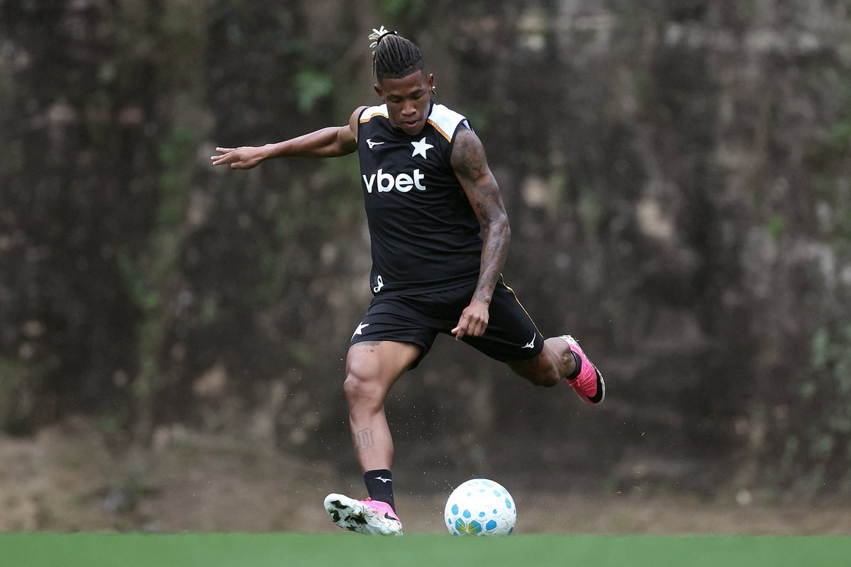 futebol_info's tweet photo. 🚨 Em certo momento da negociação por Danilo, o Palmeiras sinalizou a possibilidade de pagar os 28 milhões de euros (R$ 160 milhões) À VISTA.

Mesmo assim, o Botafogo avisou ao estafe do volante que recusaria a investida do Verdão.

🗞️ @geglobo
📸 Vítor Silva/BFR https://t.co/EBPn7pDPsJ