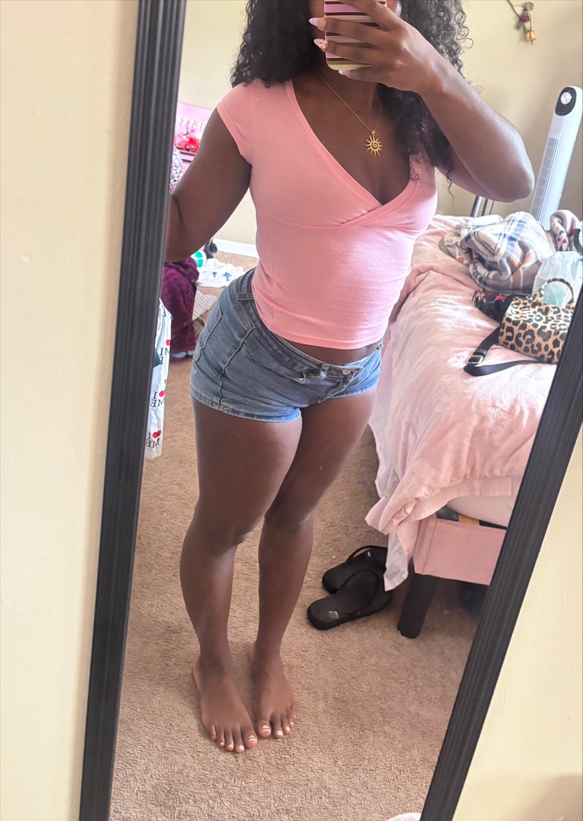 Briiiithebully's tweet photo. admit it white boy, you’re a sucker for this petite ebony frame 💕

bnwo ebony findom paypig humanatm 🪽 https://t.co/XNy8790grY