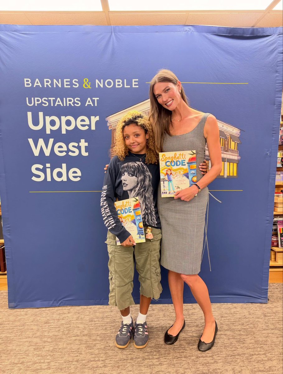 archiveofkloss's tweet photo. karlie kloss with a fan tonight at the nyc reading of ‘spaghetti code’ 🫶 https://t.co/A8LVujw1PR