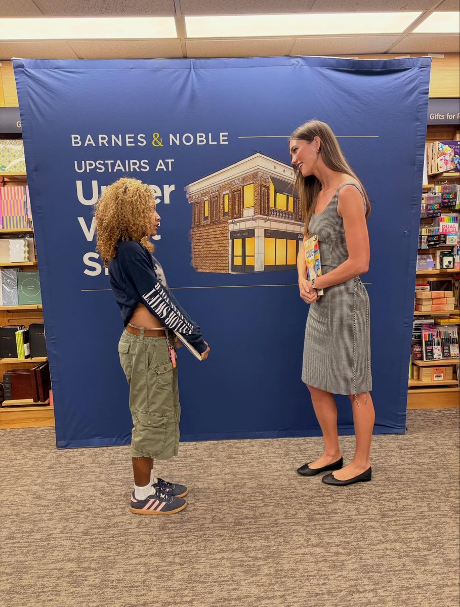 archiveofkloss's tweet photo. karlie kloss with a fan tonight at the nyc reading of ‘spaghetti code’ 🫶 https://t.co/A8LVujw1PR