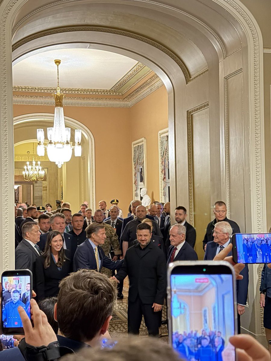 CasetaBosque's tweet photo. 🚨Buena noticia: El discurso de Zelensky 🇺🇦 parece que ha funcionado.

Una cantidad significativa de senadores demócratas 🔵 que estaban indecisos sobre su voto, han acabado apoyando el proyecto de ley para sancionar a Rusia 🇷🇺/ Irán 🇮🇷.

Estamos a pocos días de ver como esta legislación es aprobada en el Senado 🇺🇸 después de más de 14 meses de bloqueos continuos.