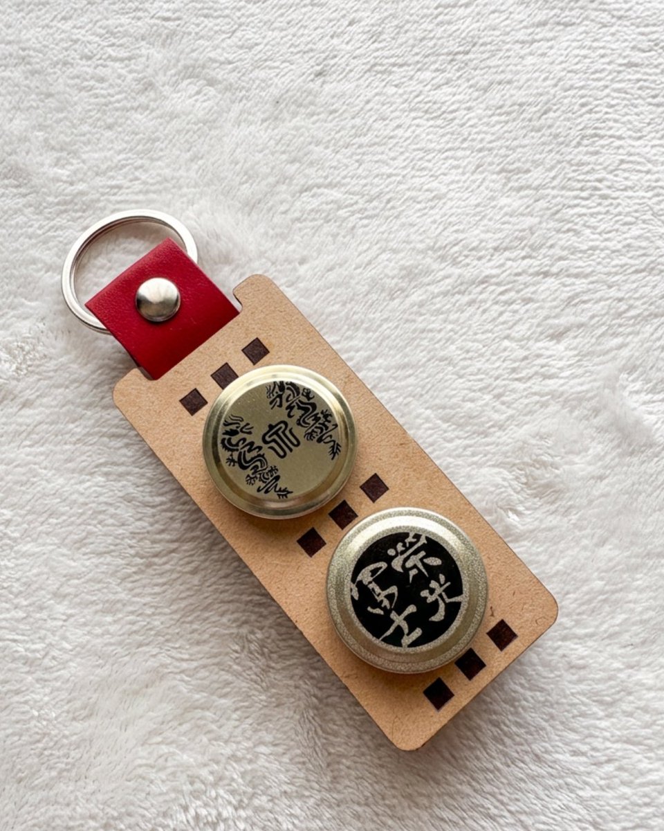 kai_craftwork's tweet photo. あなたの「推し蔵」を、いつも身近に…、

「さけぶたホルダー・ツイン」。今回は、山形県の十四代と栄光冨士。

飲み終えたあとも、お気に入りの日本酒を持ち歩きませんか。さけぶたをキーホルダーにできます。

あなたの推し蔵はどこですか？ https://t.co/q9XkWWnv6z