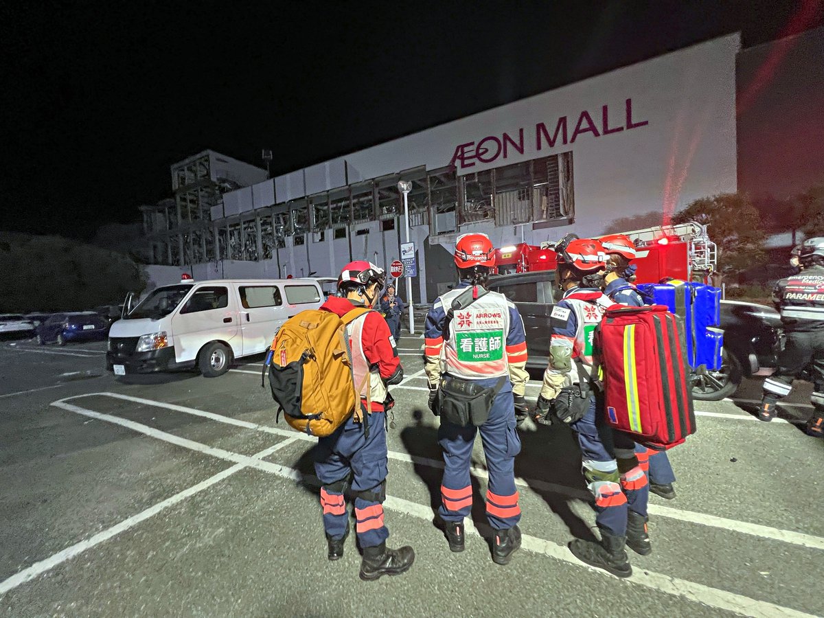 ARROWS36899898's tweet photo. 【令和8年熊本地震 緊急支援】最大震度7を観測、複数の安否不明者。現地にて緊急支援チームが活動を開始しています
昨夜2時頃に現地へ到着した稲葉医師を中心に、医療支援活動を開始。報道でも伝えられているイオンモール熊本にて、稲葉医師が取り残された方の状態を確認しました。消防による捜索活動の終了後、救助犬による捜索も実施される予定です。また、地元病院にてヘリ搬送が必要な方への対応にもあたっております。
今後もニーズ調査に基づき、医療支援と並行して避難所等への支援も進めてまいります。

空飛ぶ捜索医療団“ARROWS”の隊員は、地震発災直後に本部に参集。長期的な支援も視野に入れ、第1陣が17時30分に本部のある広島県神石高原町を出発。続いてピースウィンズが運用している固定翼機とヘリコプターも駆使して、医師1名、看護師4名、調整員3名、さらに災害救助犬チームとペット防災チーム（29日朝出発）も含め、総勢12名の緊急支援チームが熊本の被災地に向け出動しています。

これまでの被災地での活動経験と平時に積み重ねてきた訓練の成果を最大限に発揮し、現地では関係機関と連携しながら、必要な支援を必要とされる人びとに届けられるように全力を尽くします。皆さまの温かいご支援をどうぞよろしくお願いいたします。

▶ご支援はこちらから
https://t.co/1riPIHd400