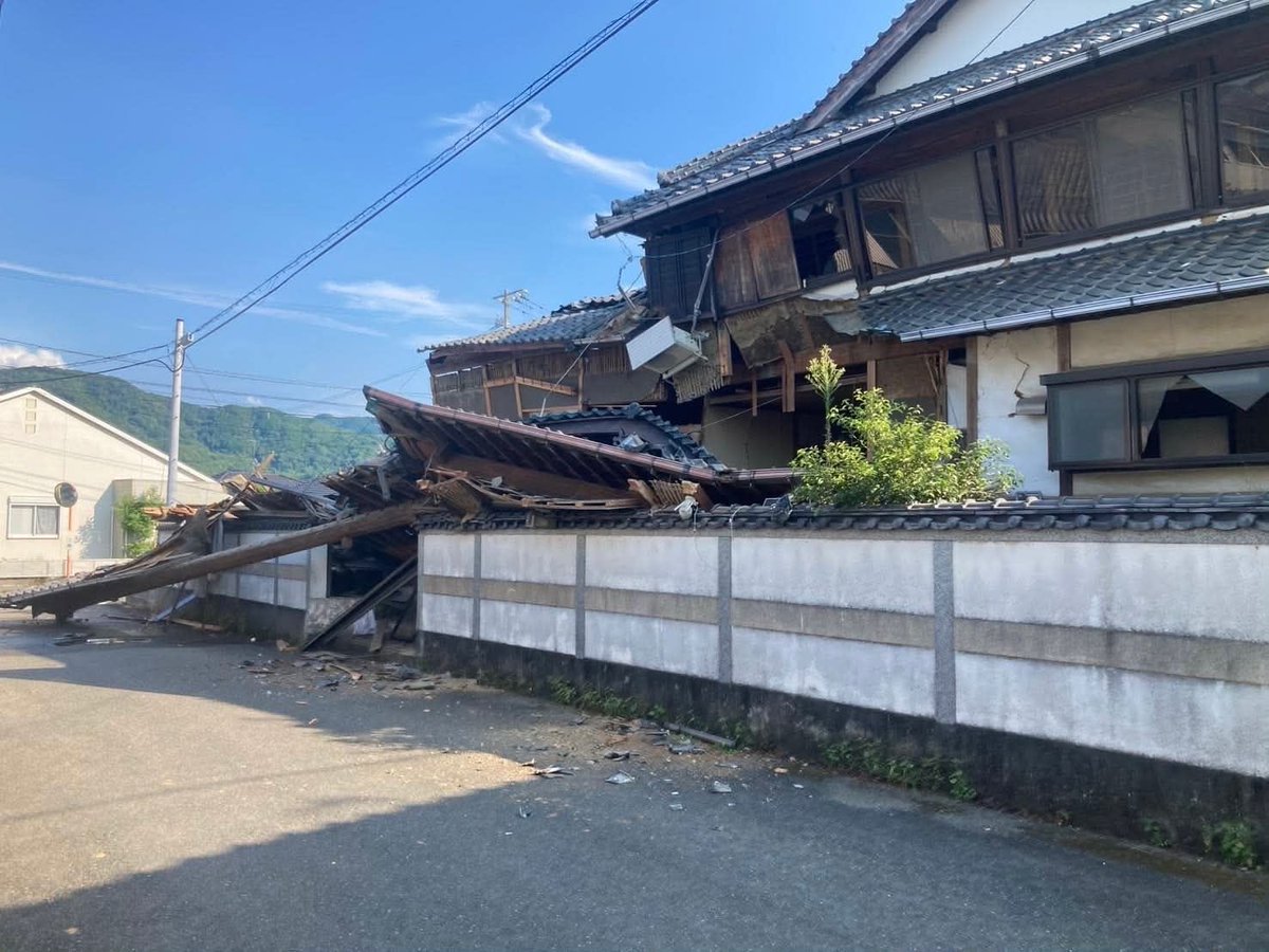 ARROWS36899898's tweet photo. 【令和8年熊本地震 緊急支援】最大震度7を観測、複数の安否不明者。現地にて緊急支援チームが活動を開始しています
昨夜2時頃に現地へ到着した稲葉医師を中心に、医療支援活動を開始。報道でも伝えられているイオンモール熊本にて、稲葉医師が取り残された方の状態を確認しました。消防による捜索活動の終了後、救助犬による捜索も実施される予定です。また、地元病院にてヘリ搬送が必要な方への対応にもあたっております。
今後もニーズ調査に基づき、医療支援と並行して避難所等への支援も進めてまいります。

空飛ぶ捜索医療団“ARROWS”の隊員は、地震発災直後に本部に参集。長期的な支援も視野に入れ、第1陣が17時30分に本部のある広島県神石高原町を出発。続いてピースウィンズが運用している固定翼機とヘリコプターも駆使して、医師1名、看護師4名、調整員3名、さらに災害救助犬チームとペット防災チーム（29日朝出発）も含め、総勢12名の緊急支援チームが熊本の被災地に向け出動しています。

これまでの被災地での活動経験と平時に積み重ねてきた訓練の成果を最大限に発揮し、現地では関係機関と連携しながら、必要な支援を必要とされる人びとに届けられるように全力を尽くします。皆さまの温かいご支援をどうぞよろしくお願いいたします。

▶ご支援はこちらから
https://t.co/1riPIHd400