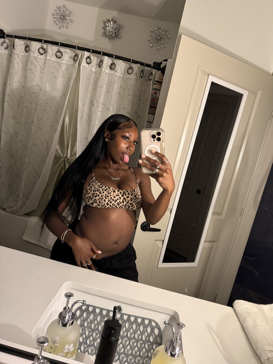 k_irrmora's tweet photo. i love being darkskin https://t.co/fdEUmrNMQM