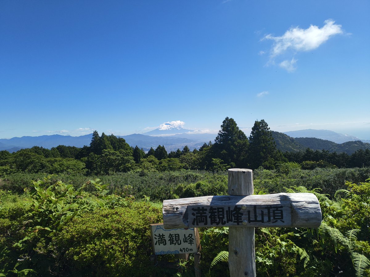 high_calo's tweet photo. 今日の山登りが延期となったため、近場へ。
お得意の体力維持と銘打った苦行。
あＴ〜🥵
山頂から久方ぶりに富士山が見えた︎︎👍 https://t.co/CZOEKrJEjV