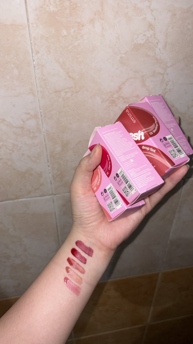 andinaviol's tweet photo. akhirnya nemu tipe lippies yg sesuai fase sekarang wkwk, warna natural yg bisa dipake kapan aja. fresh drop tint emina yg baru launching ini vibesnya beneran effortless, bikin daily look jadi lebih fresh tanpa keliatan berlebihan ✨ https://t.co/i1AmkrCH9u