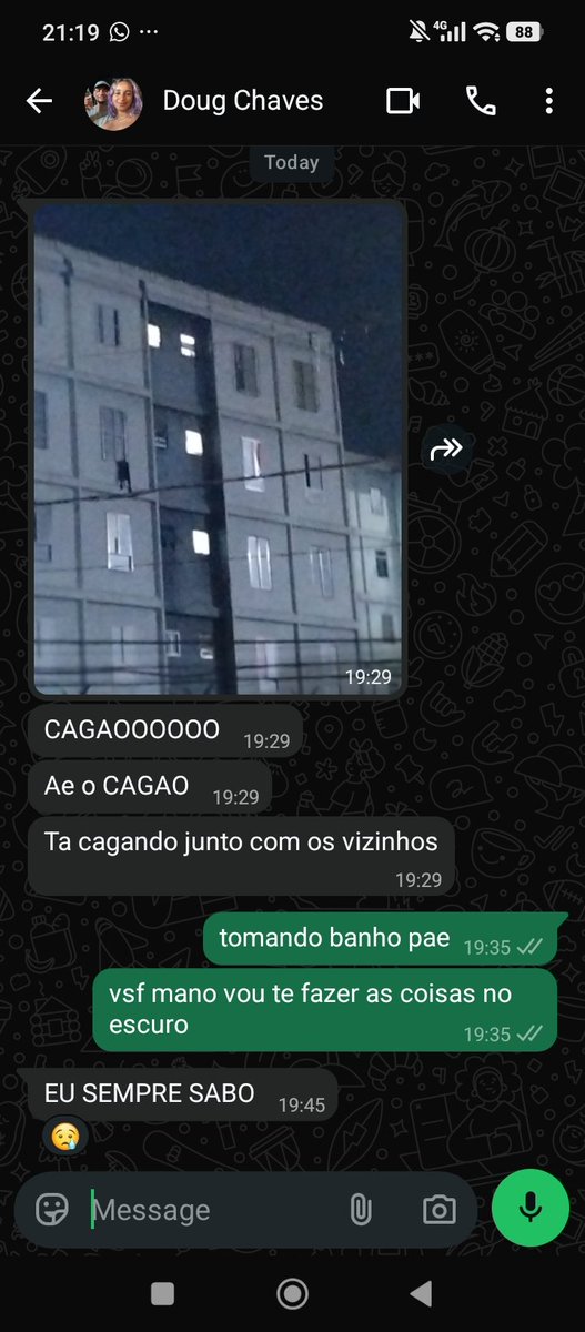 Chiinguz_'s tweet photo. e meu amigo que mora na frente do meu prédio e vê que a luz do meu Banheiro tá acessa, me manda mensagem 

não tenho nem privacidade mais https://t.co/XE63QHqLak