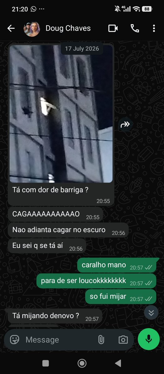 Chiinguz_'s tweet photo. e meu amigo que mora na frente do meu prédio e vê que a luz do meu Banheiro tá acessa, me manda mensagem 

não tenho nem privacidade mais https://t.co/XE63QHqLak