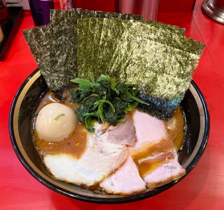 1Nonakaya's tweet photo. 大塚の野中家本店です

本日も25:00迄の通し営業となります🈺

当店の濃厚で醤油強めのラーメンは
150円食べ放題のライスもご一緒に🍚

極みにんにくや裏ガッパなどの
ライスのお供も充実💯

大塚に来られた際には
ぜひお立ち寄りください😊

ご来店をお待ちしております🙇

#野中家
#家系ラーメン https://t.co/vmUsLGah49