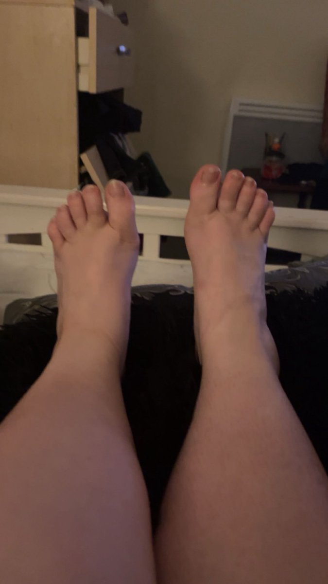 HeyItsTilly04's tweet photo. Been in bed all day, still no money, and now I've sprayed my ankle. You're really going to let me suffer and leave my balance looking like that? Fix your behaviour. 💸💋 https://t.co/Ap9SWKl75X