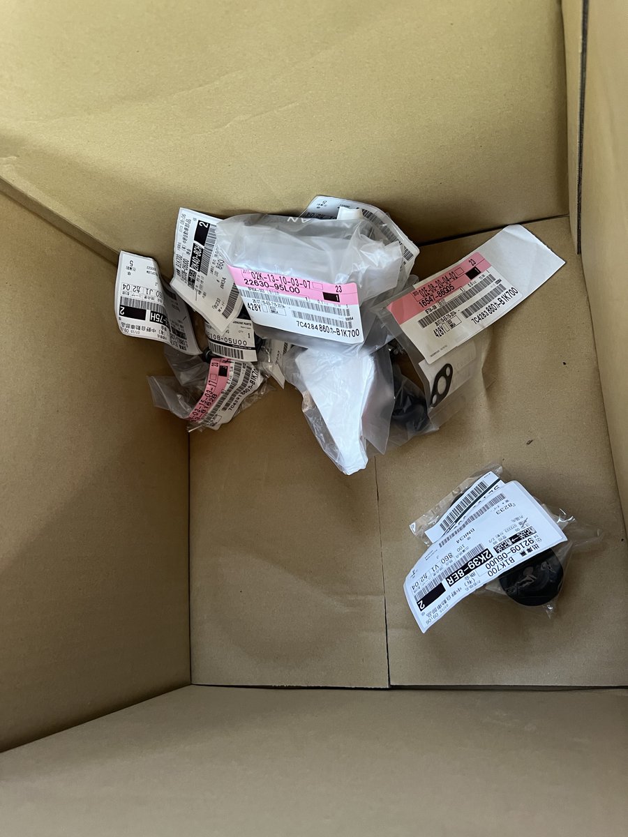 onisabu's tweet photo. 新たに追加注文した新品パーツを受け取ってきた
BNRのラジエーターシュラウドやらカップリングファンやら
これで10万円
うち、細かなこんだけで6万円超え😂
そうこれがインタークーラーのブラケット類　
左右各3.5万のブラケットはさすがにやめた。いいの見つけたから流用加工でなんとかすることに。 https://t.co/bDBJpYMbv2