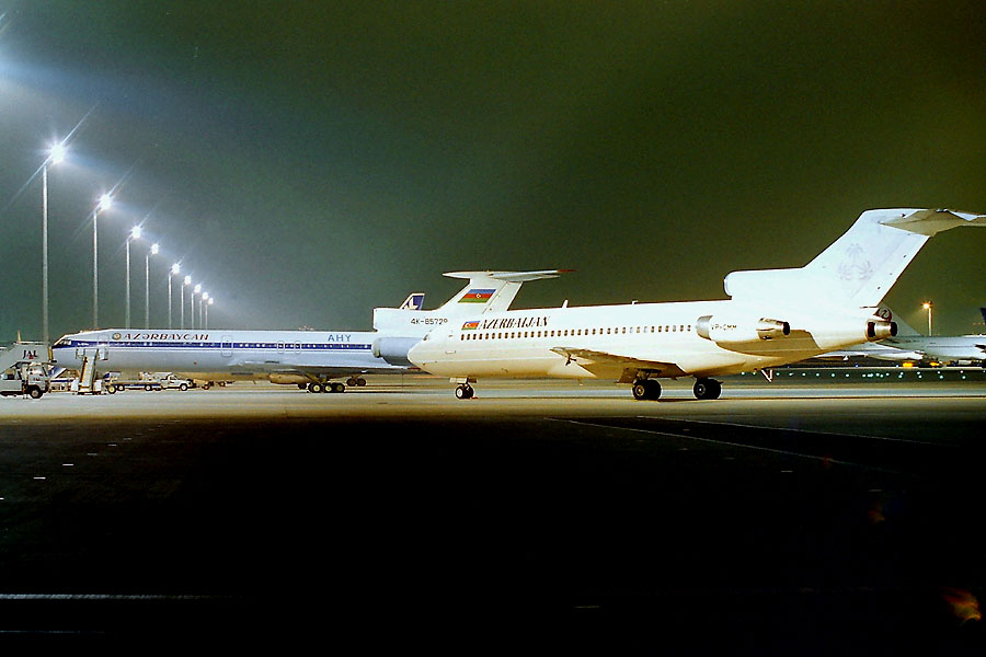 shyuyuri1212's tweet photo. #729の日 #羽田空港
レジから  Tu-154 4K-85729  アゼルバイジャン政府機が随伴機として飛来。
本務機はB727のビズVP-CMMに国名が書かれてました。
1997年2月27日撮影 https://t.co/IAlfSdOUNf