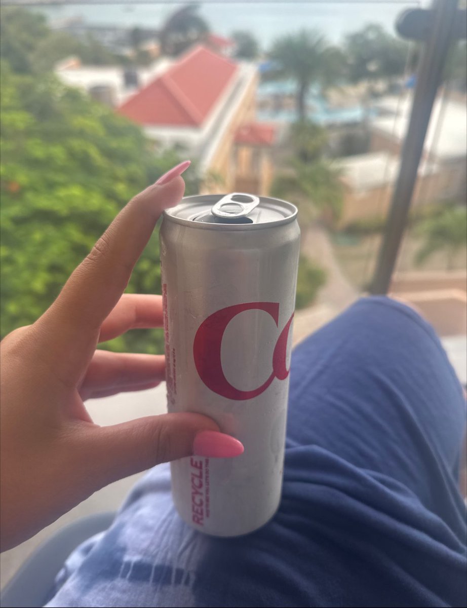 maneatsbox's tweet photo. Frank's signal is out but she wanted me to share some pictures for her caribbian vacation! @frankisgotto https://t.co/jIqVBS6avi
