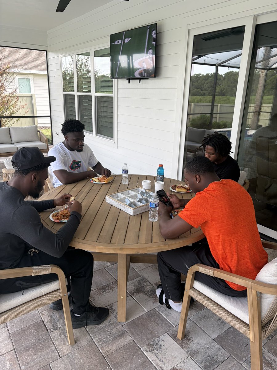 CoachC_Foster's tweet photo. ✅FELLOWSHIP 

✅FAMILY 

✅FOOD

Where fellowship feels like family! #GoGators🐊 https://t.co/R45GarBCi0
