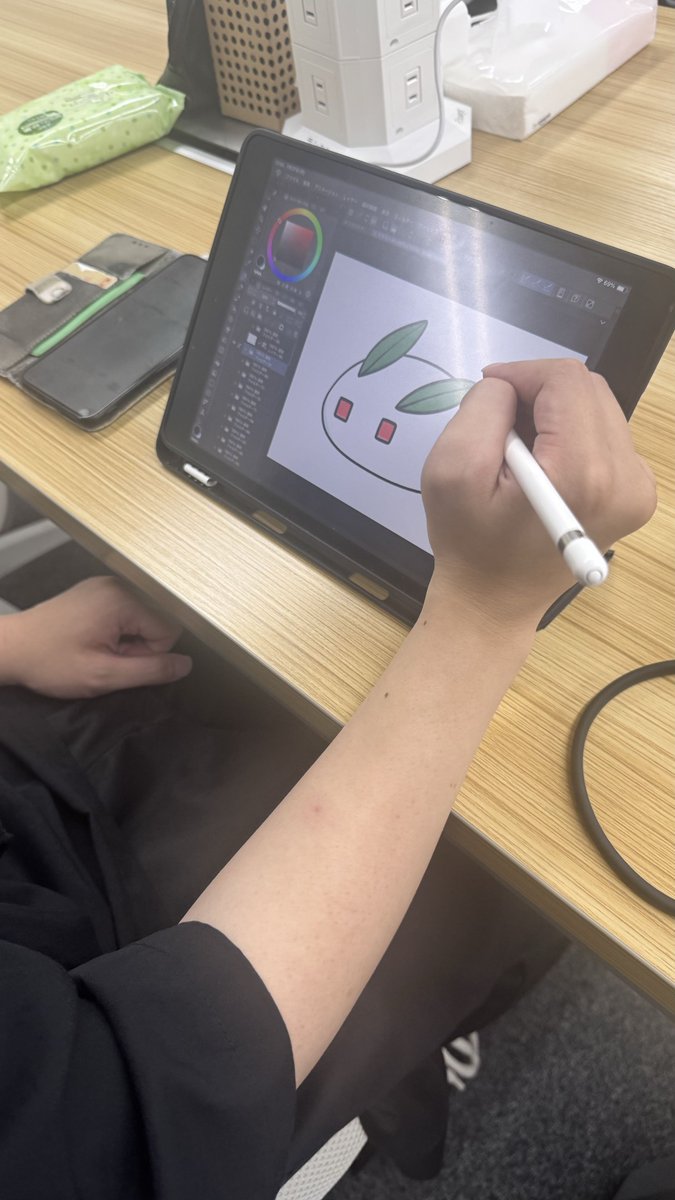 rashikulab_kokr's tweet photo. こんにちは！ラシクラボ小倉です！
今回は利用者さんのイラスト制作の様子をご紹介します！✨
https://t.co/KsMsHkUA1D
#ラシクラボ #ラシクラボ小倉 #就労継続支援b型 #イラストㅤㅤㅤ https://t.co/wBchGP7gb5