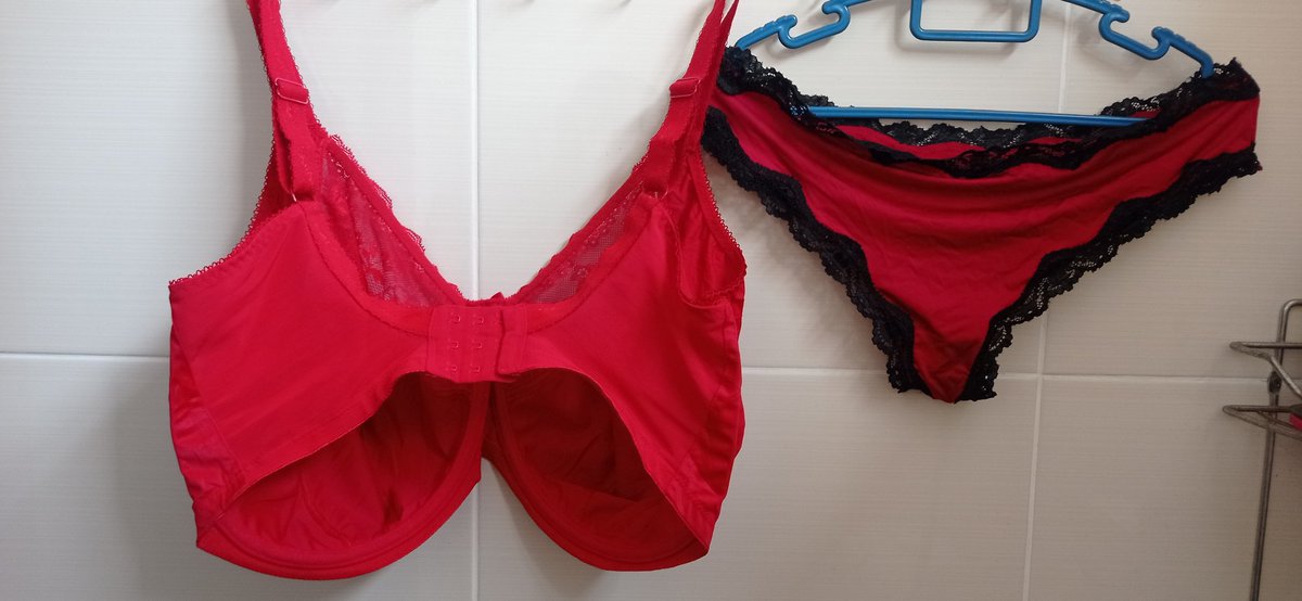 JacobLocsta's tweet photo. red big cup bra. size 38O. https://t.co/SjurzN8Evb