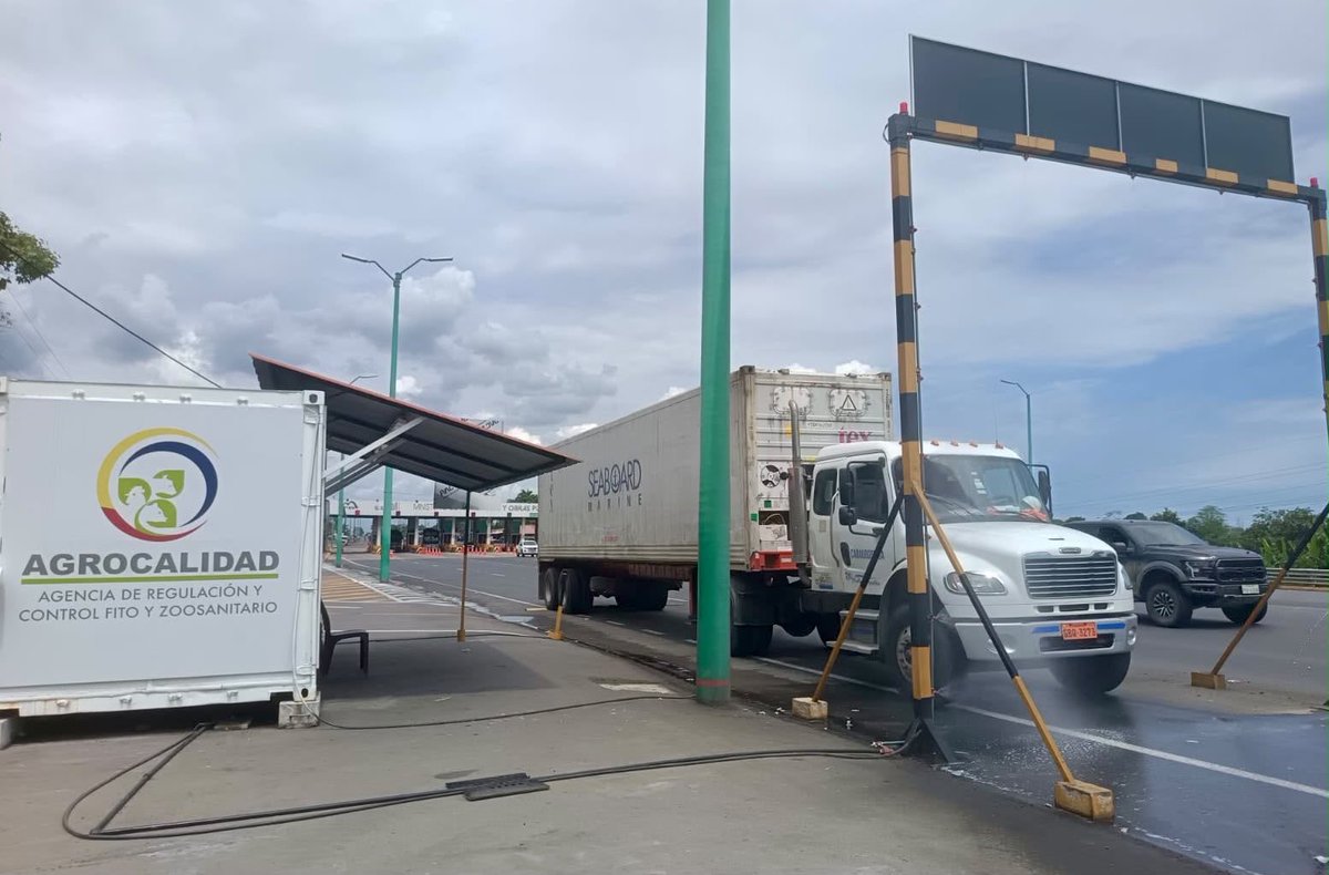 AgrocalidadEC's tweet photo. 🤝 | #JuntosContraFocR4T 

Supervisamos el funcionamiento de los arcos de desinfección en:

📍 Peaje El Garrido (#ElOro).

📍 CEBAF La Tina - Macará (#Loja).

📍 Punto de Control Puyango (#Loja).

✅ Fortalecemos las acciones de bioseguridad para contener la dispersión del hongo Foc R4T y proteger la producción agrícola del Ecuador. 🇪🇨🌾