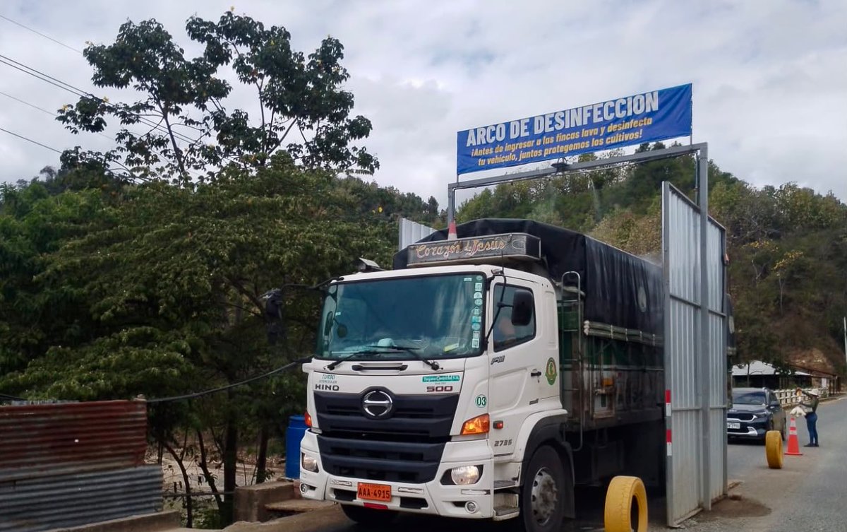 AgrocalidadEC's tweet photo. 🤝 | #JuntosContraFocR4T 

Supervisamos el funcionamiento de los arcos de desinfección en:

📍 Peaje El Garrido (#ElOro).

📍 CEBAF La Tina - Macará (#Loja).

📍 Punto de Control Puyango (#Loja).

✅ Fortalecemos las acciones de bioseguridad para contener la dispersión del hongo Foc R4T y proteger la producción agrícola del Ecuador. 🇪🇨🌾