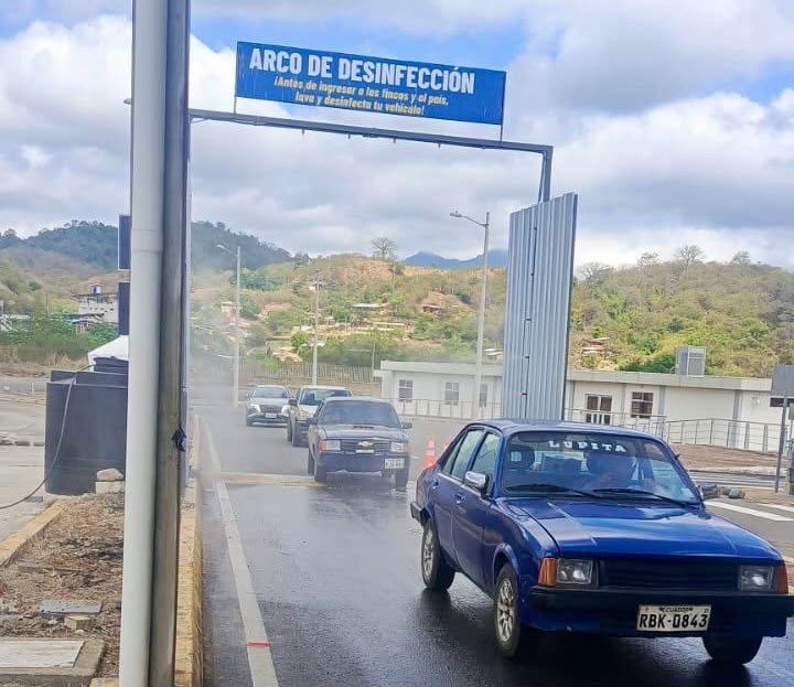 AgrocalidadEC's tweet photo. 🤝 | #JuntosContraFocR4T 

Supervisamos el funcionamiento de los arcos de desinfección en:

📍 Peaje El Garrido (#ElOro).

📍 CEBAF La Tina - Macará (#Loja).

📍 Punto de Control Puyango (#Loja).

✅ Fortalecemos las acciones de bioseguridad para contener la dispersión del hongo Foc R4T y proteger la producción agrícola del Ecuador. 🇪🇨🌾