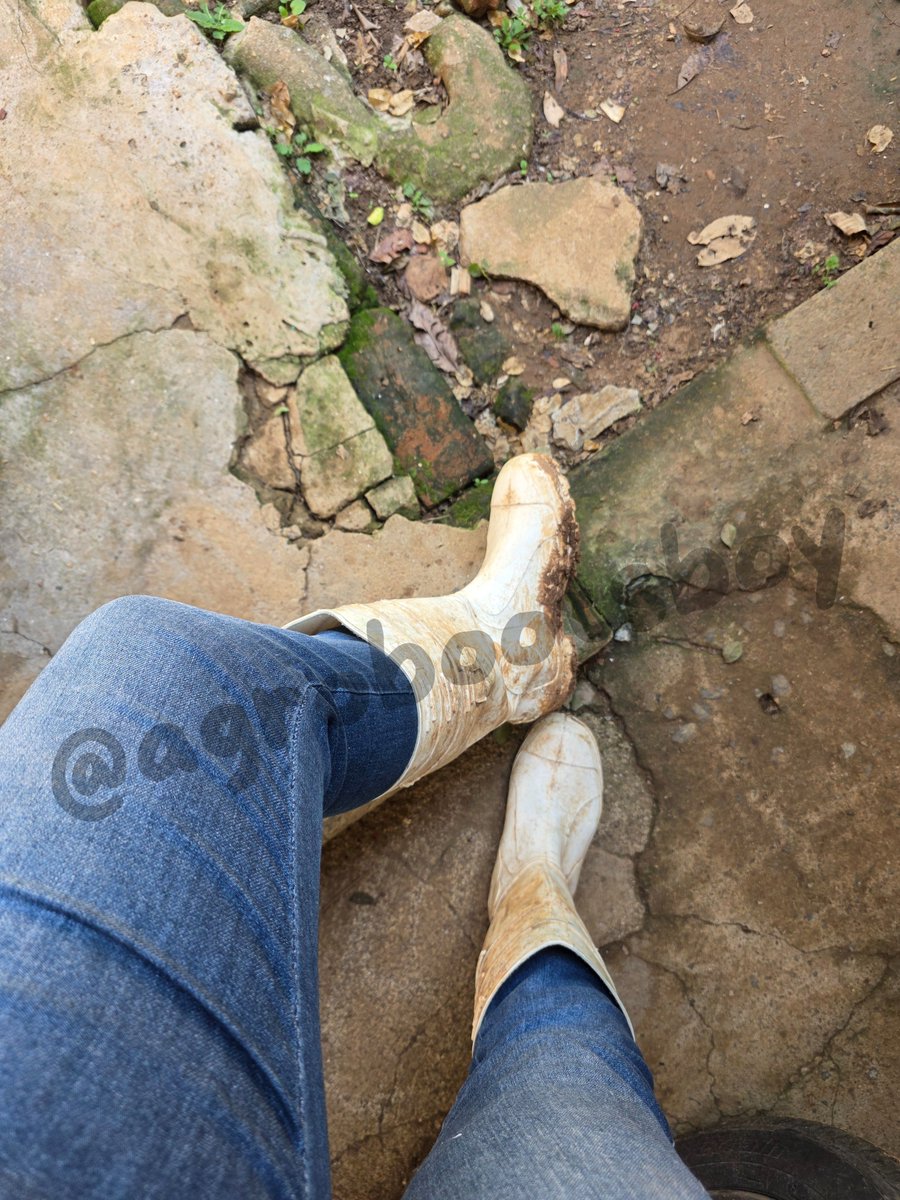 agrobootsboy's tweet photo. As melhores histórias ficam marcadas nas botas. O barro é só a assinatura. 👢🌾
#DirtyBoots #RubberBoots #WhiteBoots #Agro #BootFetish #FarmLife #Pés #Chulé https://t.co/gPWzMveVcf