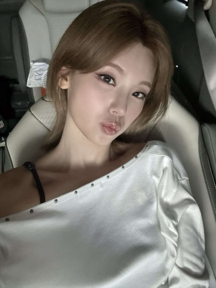 bblofitzy's tweet photo. 🐺💭 11:19pm

— i was planning to go to FANS for the first time in a while
— but i gave up because i couldn’t log in..
— so i’ll post it here ㅎㅎ

👤 “ㅋㅋㅋㅋ i’m glad you came to bubble instead~~”
— i’m glad 🤭 https://t.co/vco3XkNNlt