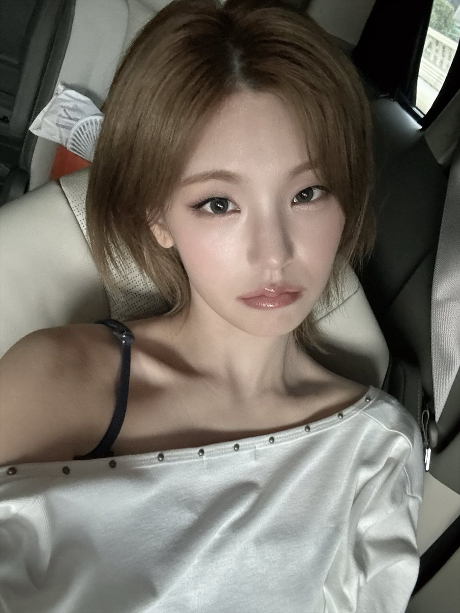 bblofitzy's tweet photo. 🐺💭 11:19pm

— i was planning to go to FANS for the first time in a while
— but i gave up because i couldn’t log in..
— so i’ll post it here ㅎㅎ

👤 “ㅋㅋㅋㅋ i’m glad you came to bubble instead~~”
— i’m glad 🤭 https://t.co/vco3XkNNlt