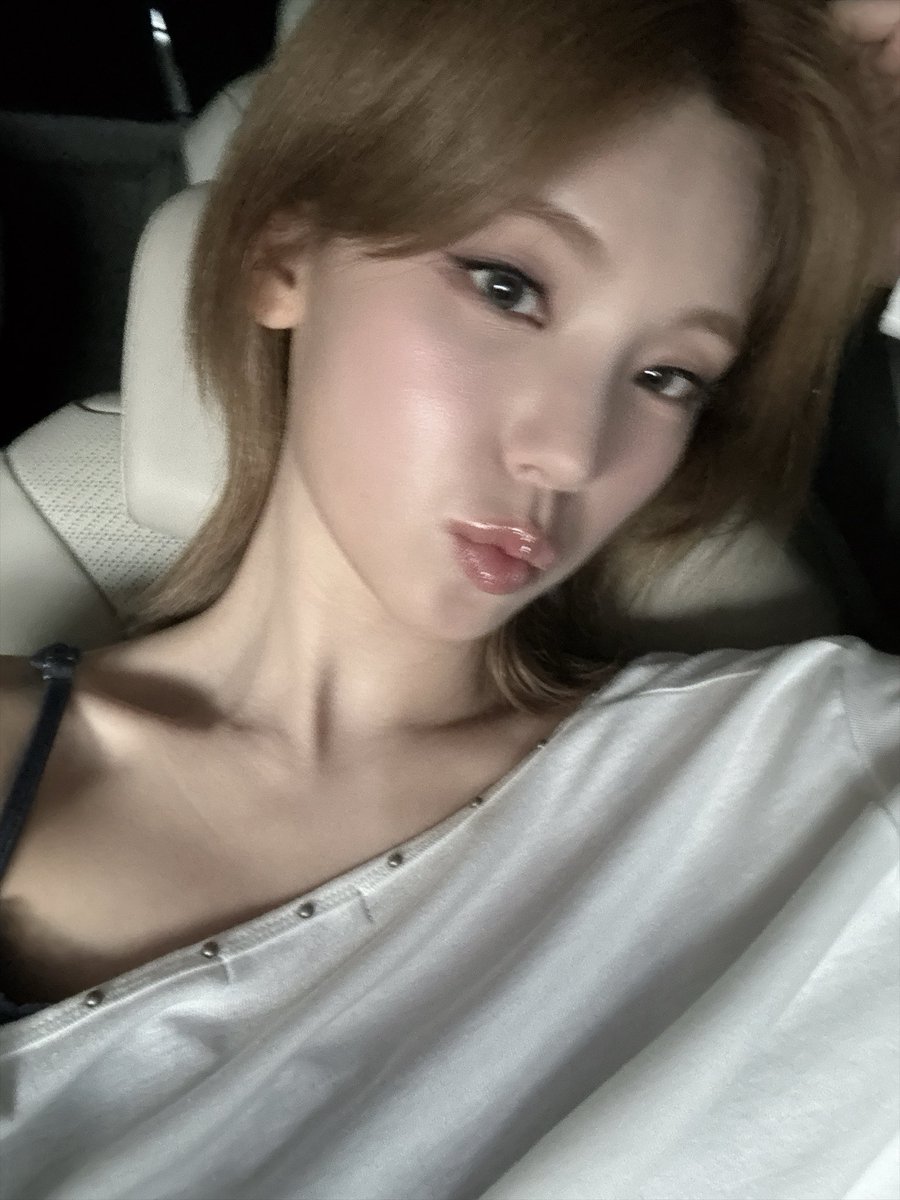 bblofitzy's tweet photo. 🐺💭 11:19pm

— i was planning to go to FANS for the first time in a while
— but i gave up because i couldn’t log in..
— so i’ll post it here ㅎㅎ

👤 “ㅋㅋㅋㅋ i’m glad you came to bubble instead~~”
— i’m glad 🤭 https://t.co/vco3XkNNlt