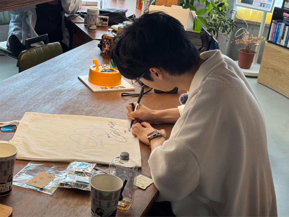 m3llatonin's tweet photo. 대장님 오랜만에 뵐 수 있어서 좋았던 날
기념카페 열어주신 분께도 감사드립니다🙇🏻‍♀️❤️
#이신혁 https://t.co/pakh9USkhU