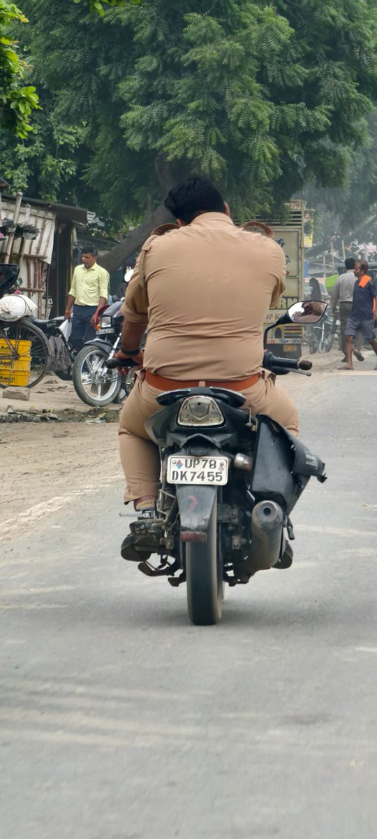 MukeshUs87's tweet photo. @DM_Barabanki @Uppolice @UPGovt
@dgpup @myogiadityanath Barabanki जिले में तैनात महोदय जी जिले के छात्रों और जनता में यह शिक्षा दे रहे है कि कान में मोबाइल से बात करते समय गाड़ी चलाओ।अब देखनेवाली बात यह कि @Barabankipolice इनका चालान करेगी।?

  या 

खाली जनता को परेशान करेगी।? https://t.co/BKg6yWhAve