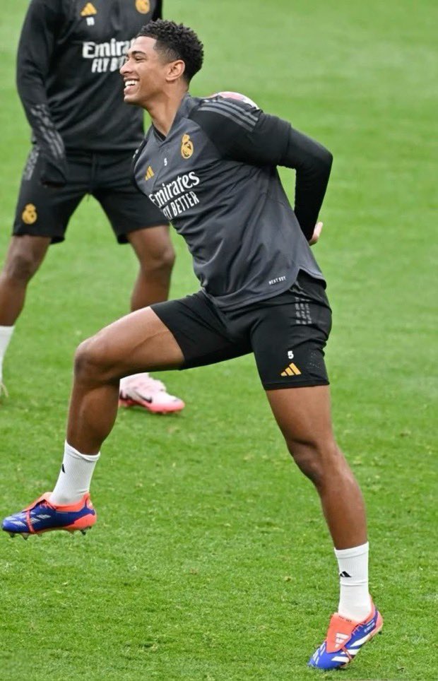 lustlisbon's tweet photo. Does he just not wear boxers like not to perv out https://t.co/zJqwRFkjhV