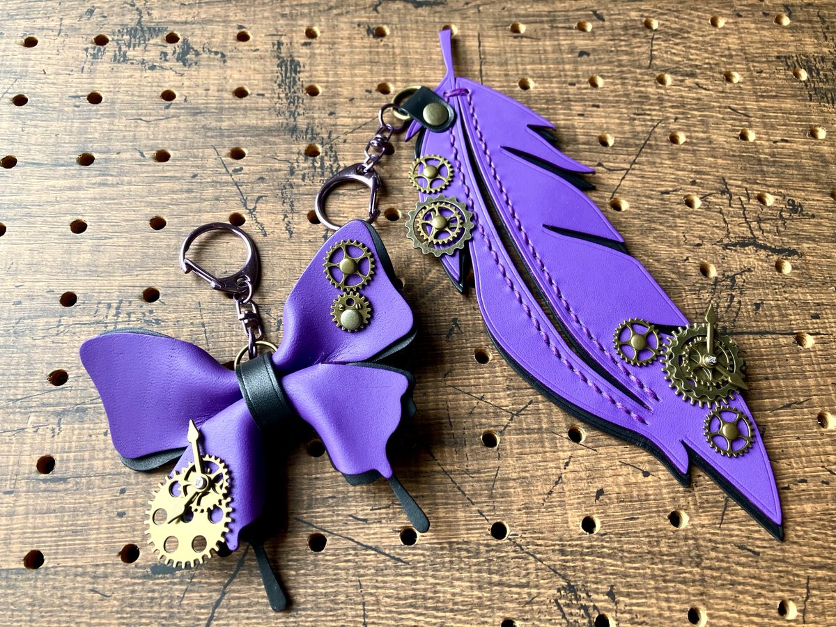 sora_leather's tweet photo. パープル×ブラックのバタフライリボンチャーム&amp;羽根キーホルダー✨

こちら在庫になりますので、販売させて頂きます…！

お迎えしたい方は、お手数ですがDMよりご連絡頂けると嬉しいです！
※只今療養中の為、お返事遅くなります。 https://t.co/f4bQ58CEWX